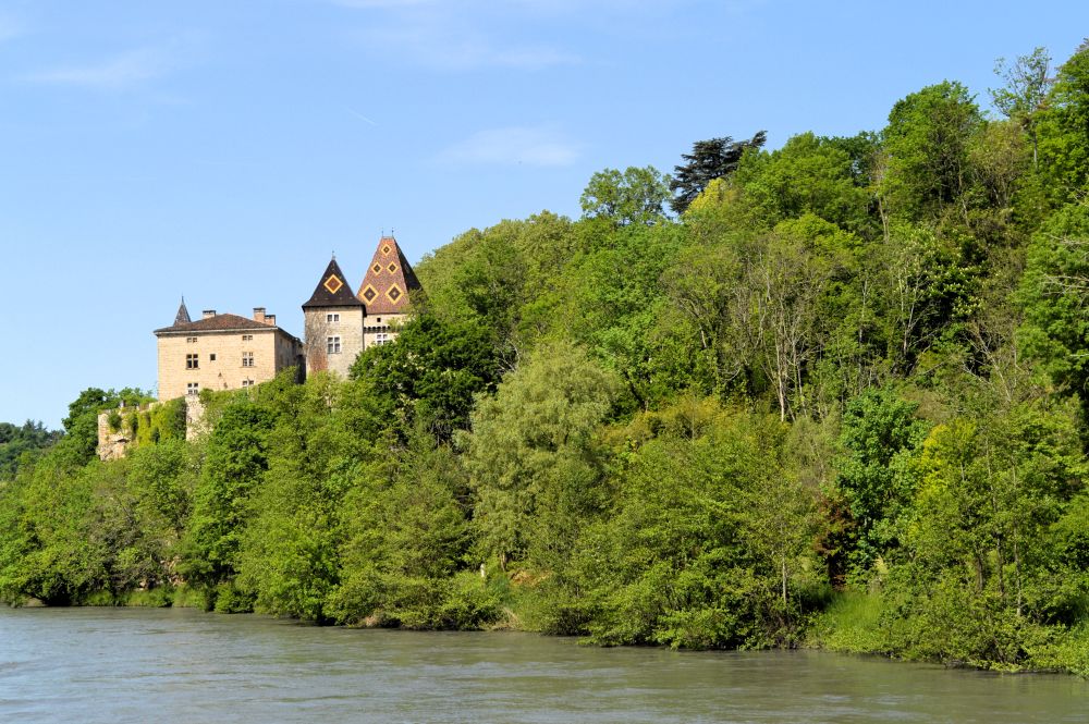 Le château de La Sône depuis la rivière Isère