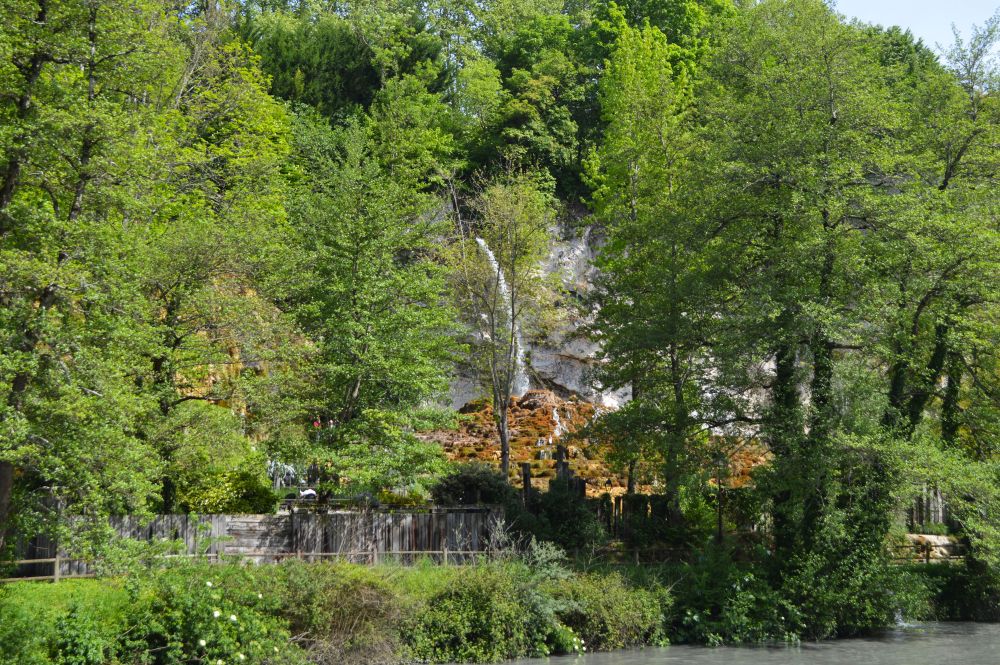vue sur la grande cascade du jardin des fontaines pétrifiantes à La Sône