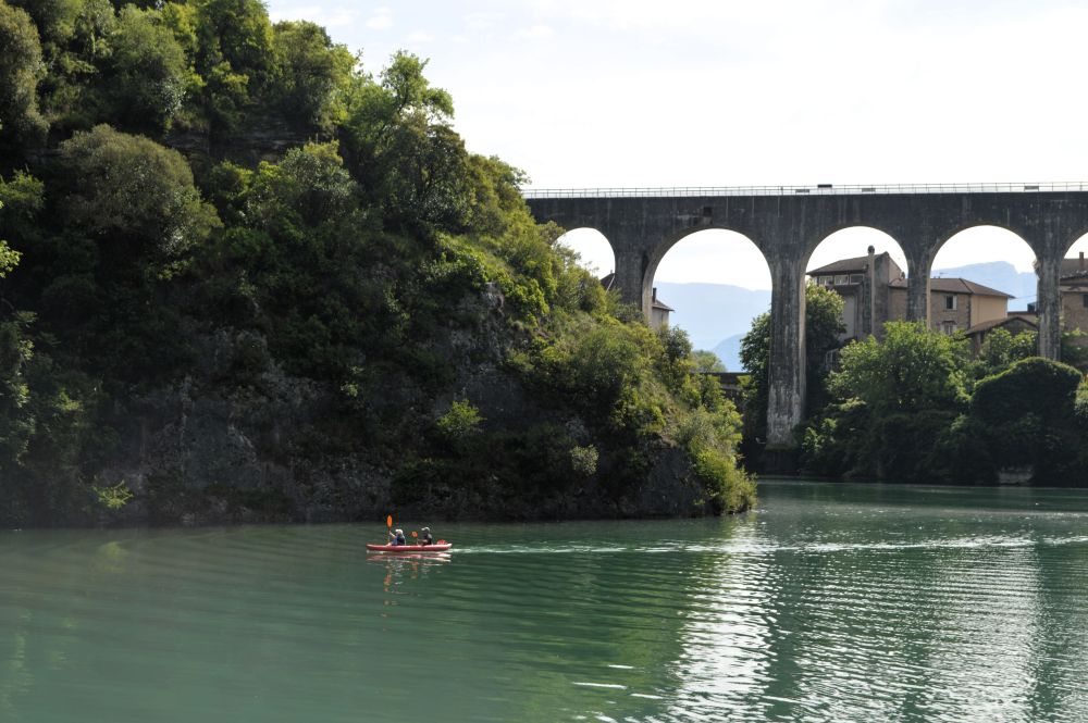 les arches monumentales de l'aqueduc de Saint Nazaire en Royans au dessus de la rivière Bourne