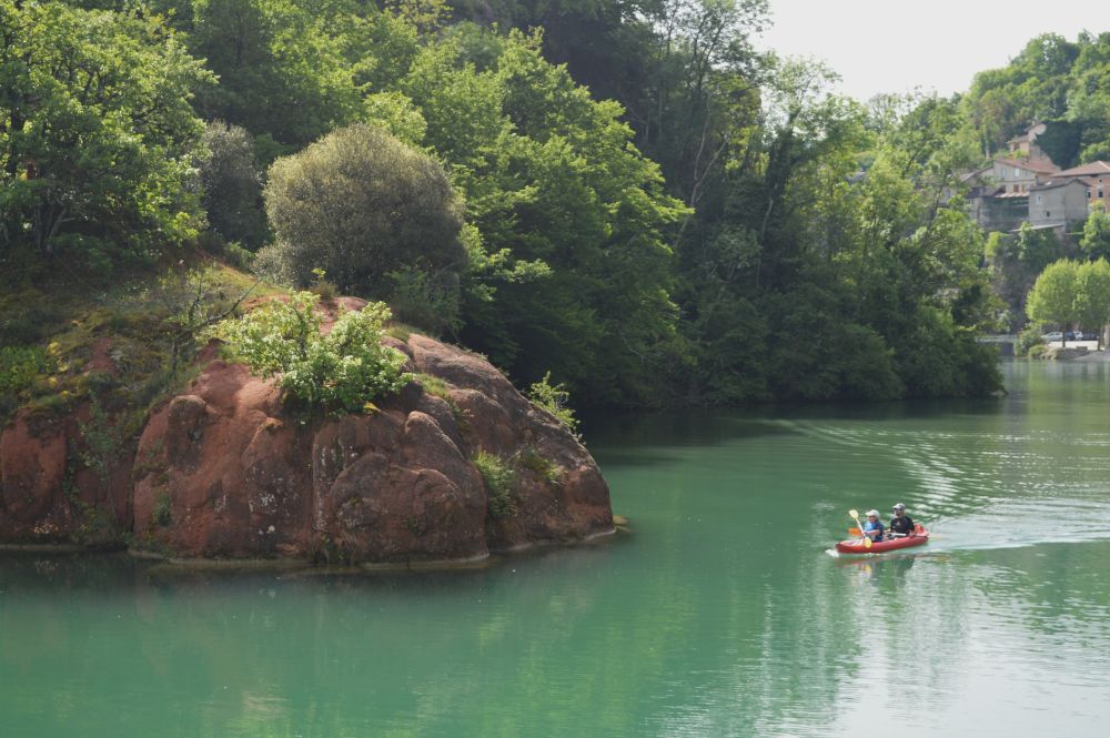 un kayak sur la rivière Bourne au pied d'un rocher rouge
