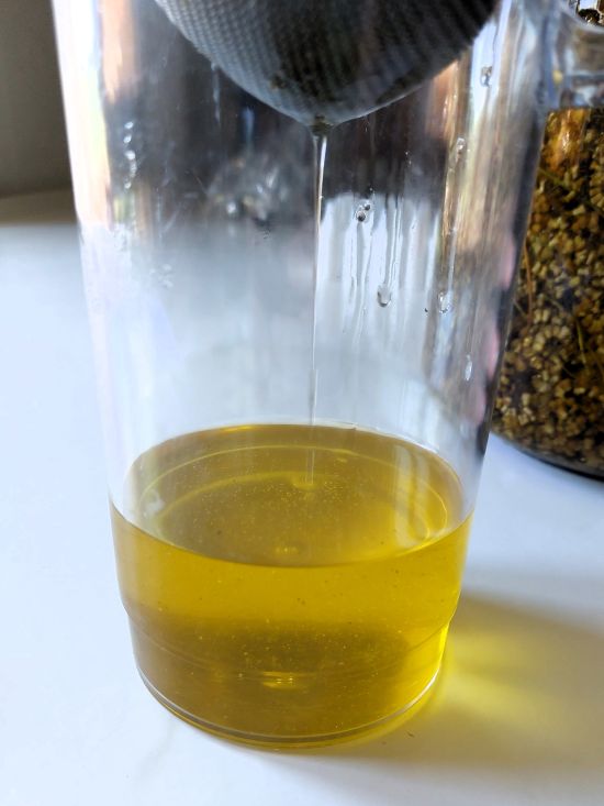 de l'huile à l'immortelle dans un récipient