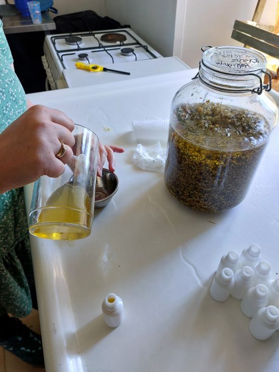 remplissage de petits flacons