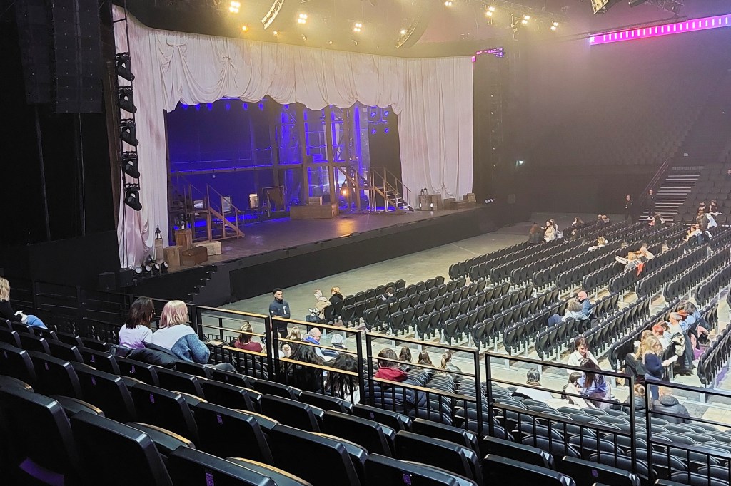 une salle de spectacle pendant que les spectateurs commencent à arriver