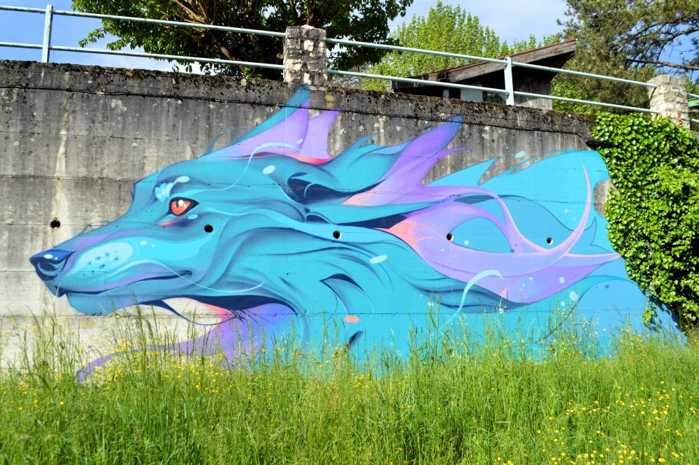 fresque de street art représentant une tête de loup bleu