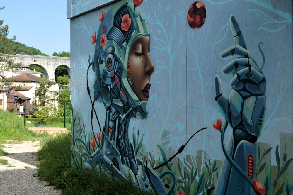 fresque de street art représentant un personnage mi femme mi cyborg