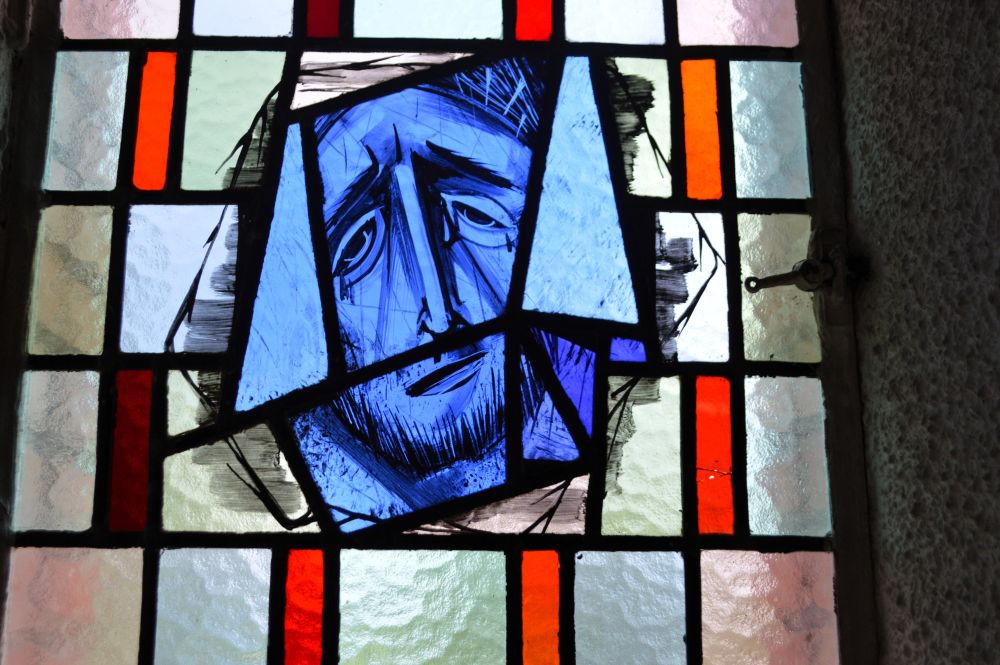 détail d'un vitrail contemporain représentant le Saint Suaire