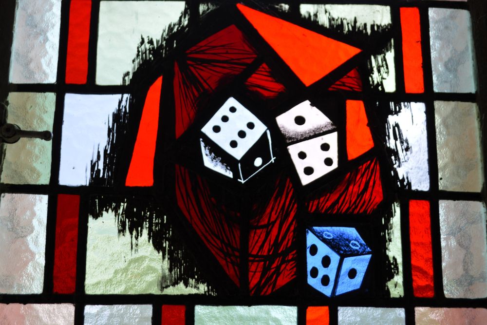 détail d'un vitrail contemporain représentant des dés