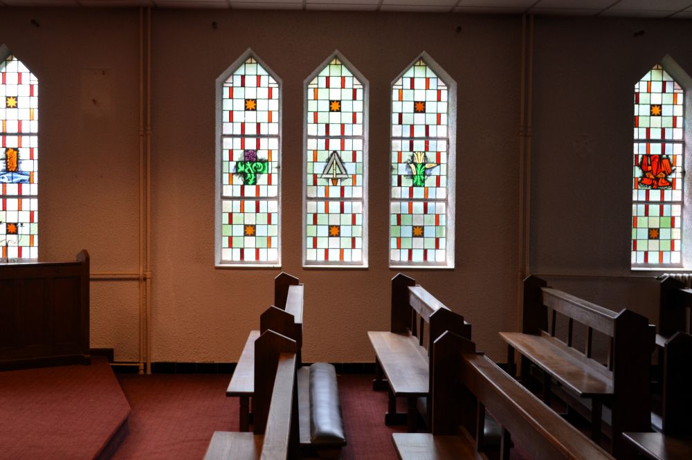 une chapelle avec des vitraux contemporains
