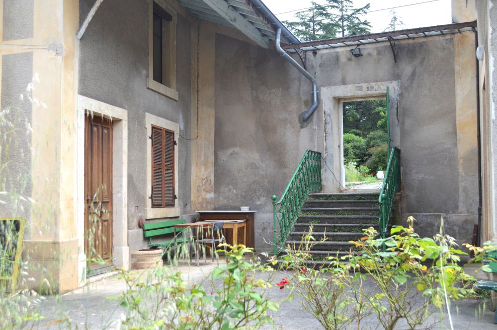 une cour de maison desservie par un escalier