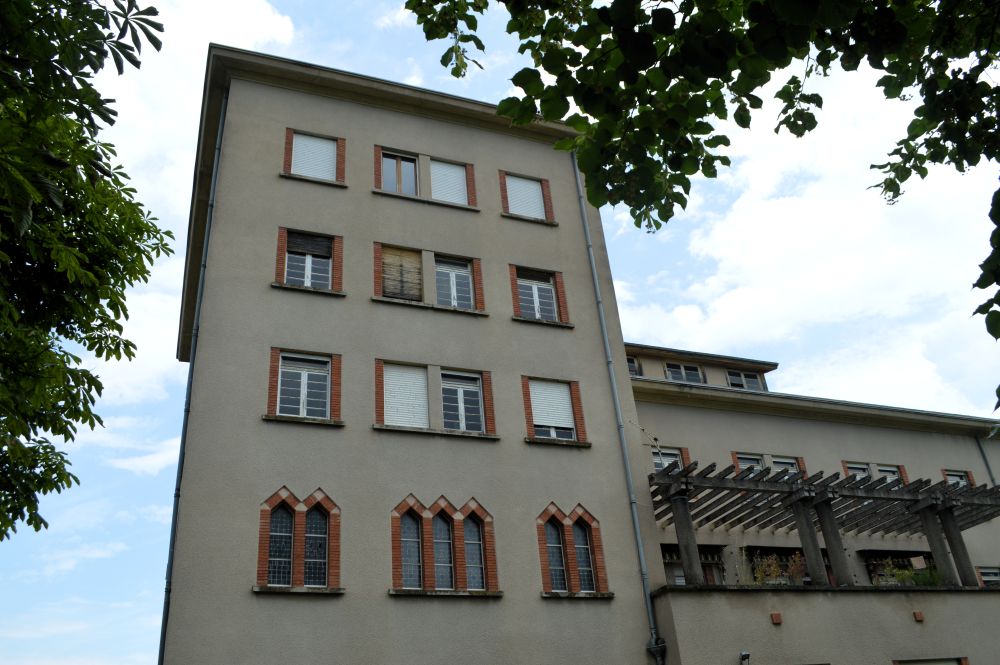 le bâtiment principal de l'ancien centre de convalescence de la Baume d'Hostun