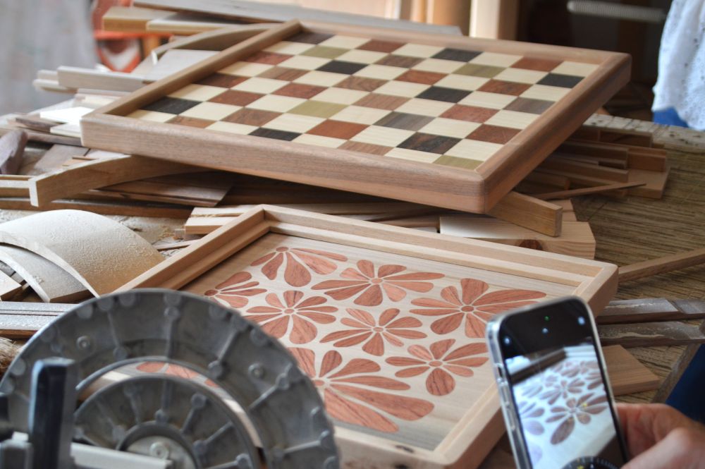 des tableaux en marqueterie dans l'atelier d'ébénisterie