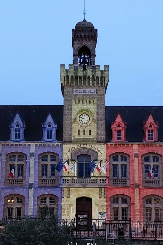 une mairie éclairée en bleu blanc rouge pour le 14 juillet