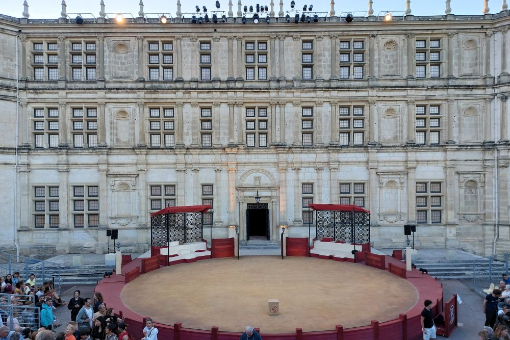 la cour du château de Grignan avec la scène pour une représentation du Barbier de Séville