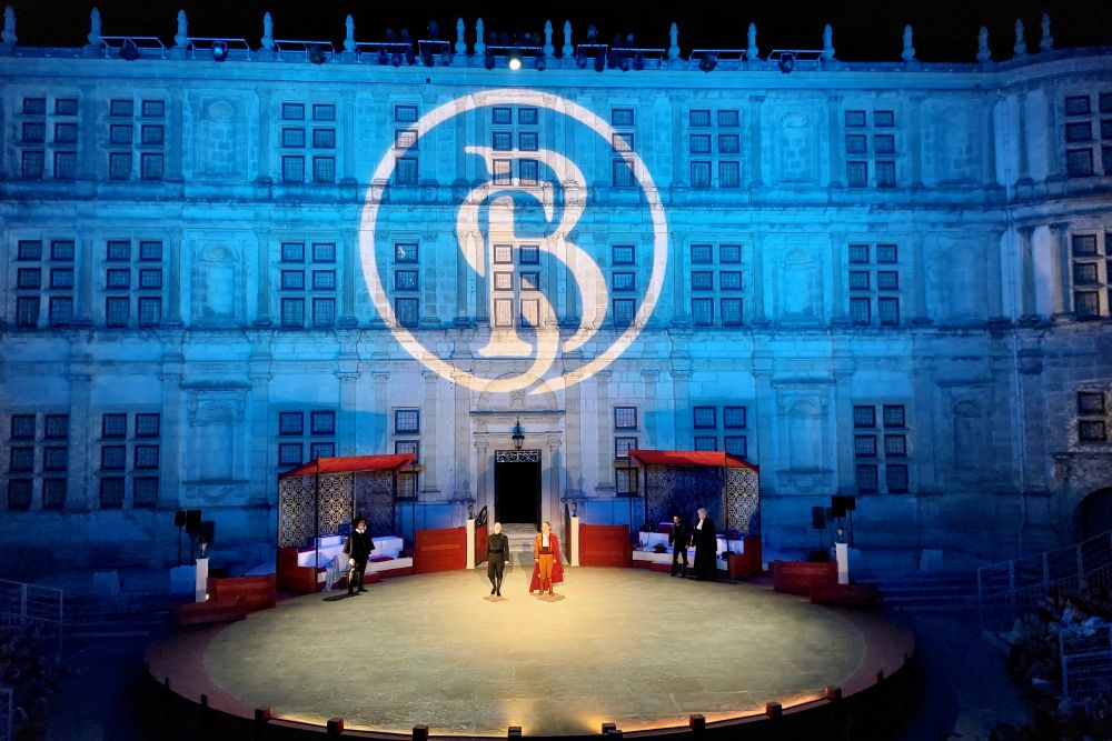 scène du Barbier de Séville à la nuit tombée dans la cour du château de Grignan