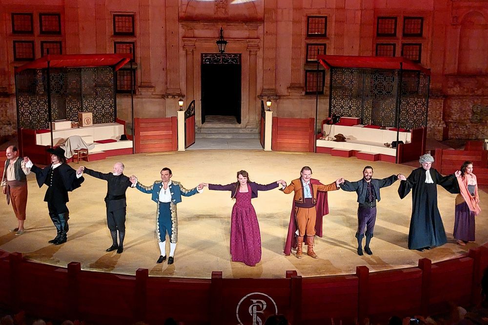 salut final de la troupe après la représentation du Barbier de Séville dans la cour du château de Grignan