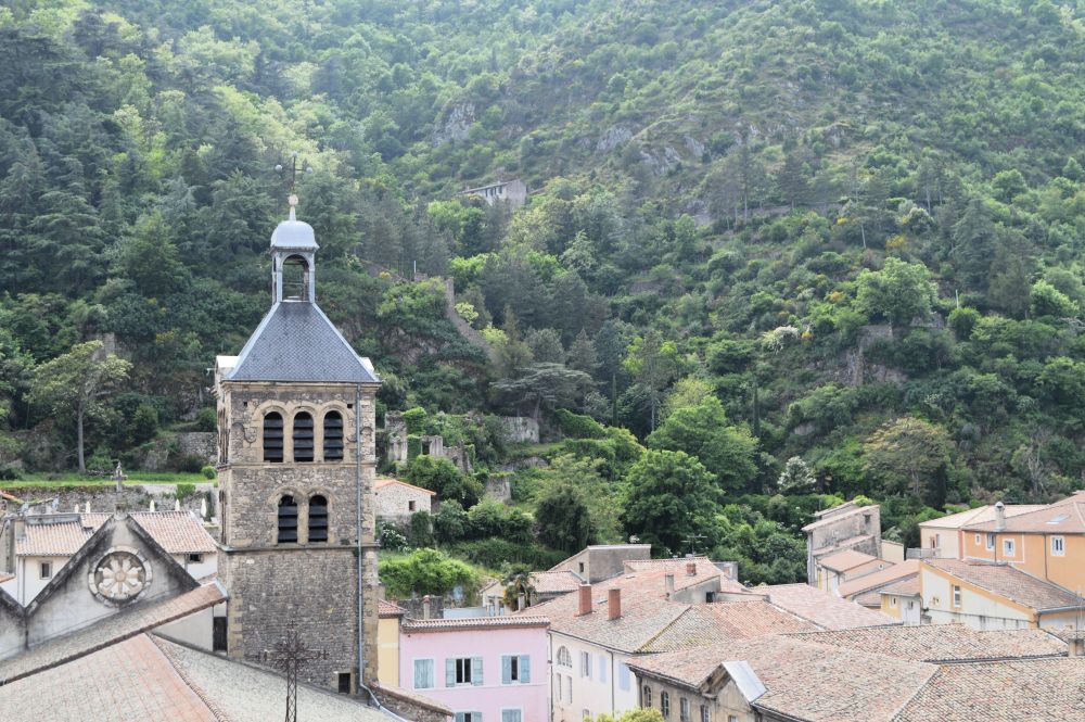 le clocher de l'église de Tournon au dessus des toits en tuiles