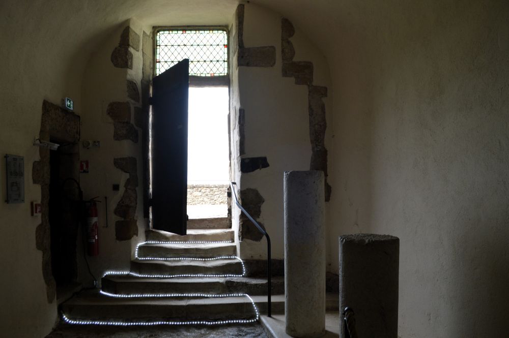 une porte ouverte sur l'extérieur