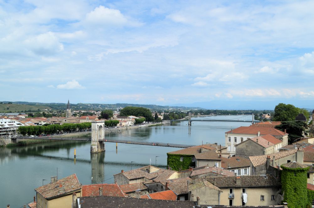 vue sur le Rhône depuis le château de Tournon avec les deux ponts suspendus reliant la Drôme et l'Ardèche entre Tain et Tournon