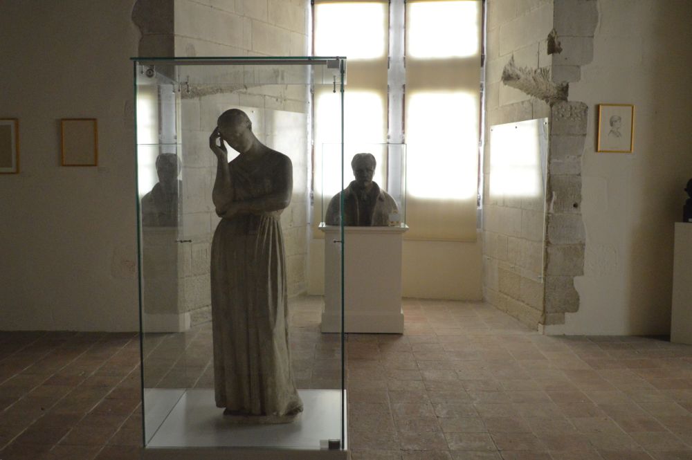 sculptures de Marcel Antoine Gimond en contre jour, au premier plan une femme debout et au second plan un buste d'homme
