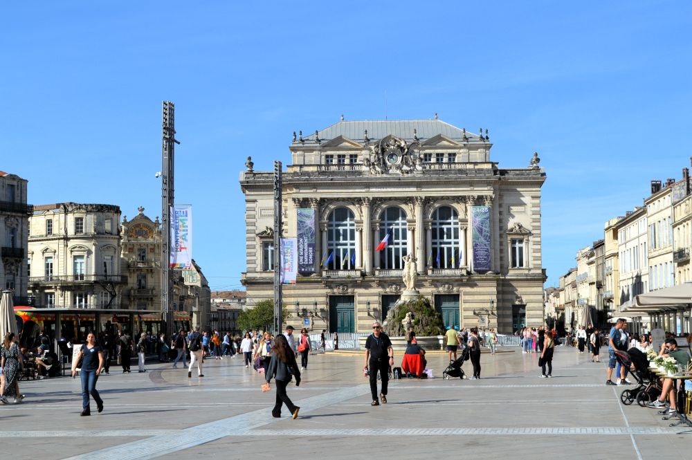 la place de la Comédie à Montpellier un samedi après-midi