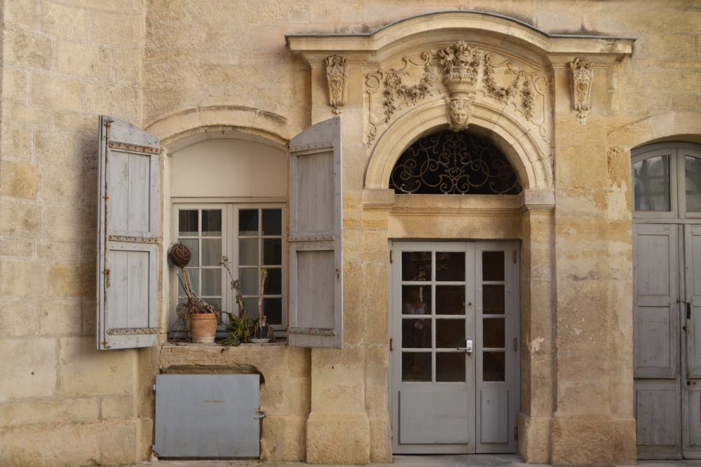 décor de cour intérieure du dix-huitième siècle sur une fenêtre et une porte
