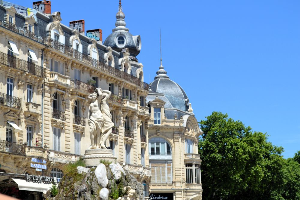 la fontaine des trois grâces et les façades de la place de la Comédie à Montpellier
