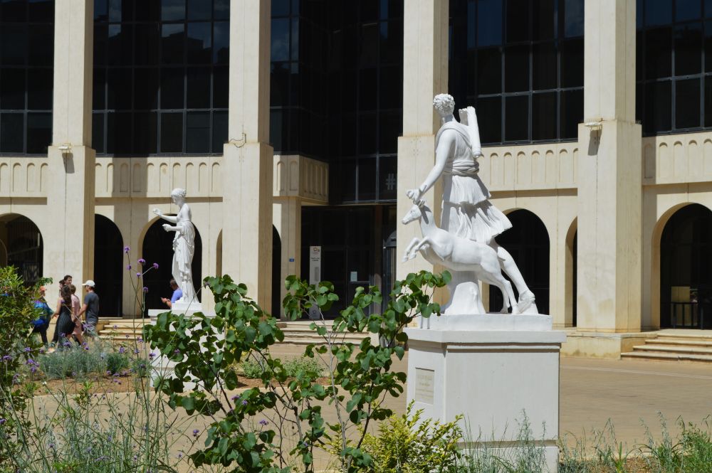 reproductions de statues antiques sur une place du quartier Antigone à Montpellier