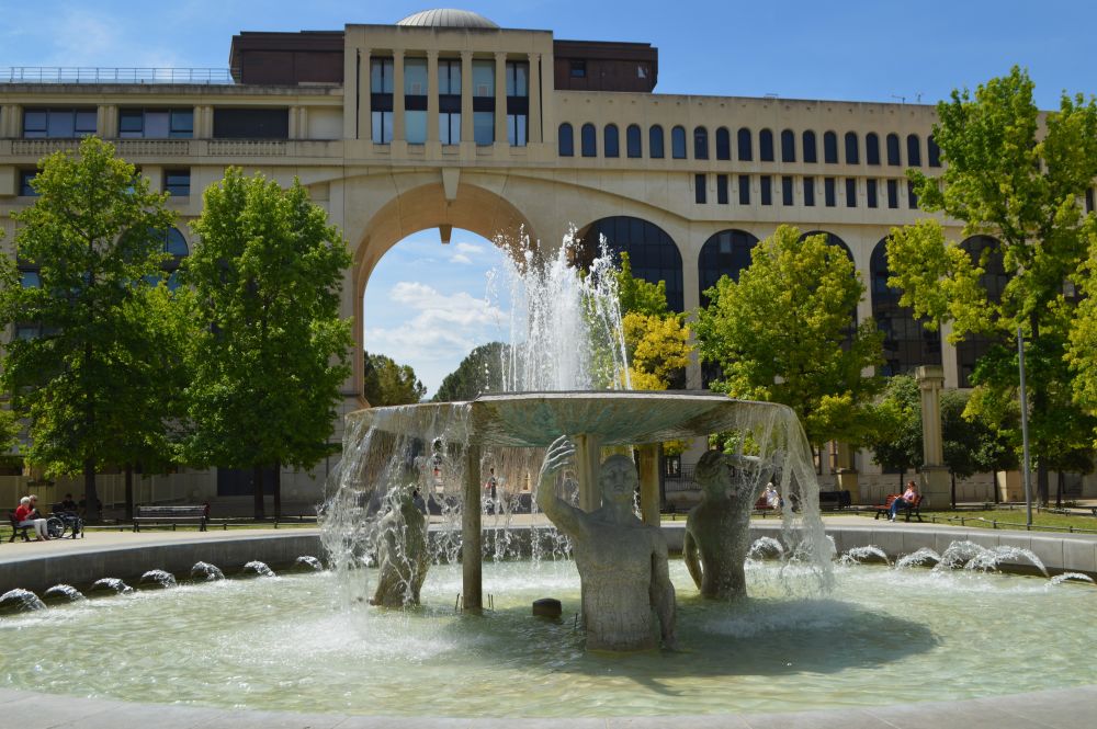 fontaine et architecture massive dans le quartier Antigone