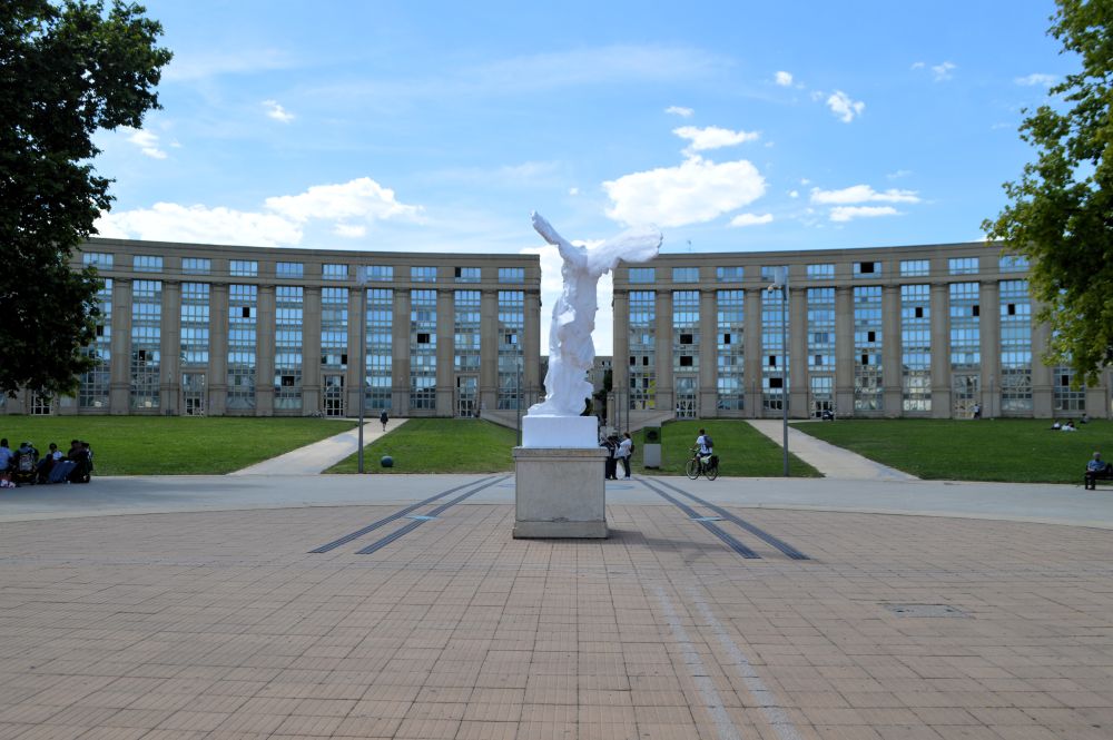 une reproduction de la Victoire de Samothrace faisant face aux immeubles de Ricardo Boffil