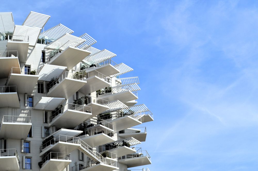 des balcons en porte à faux sur l'immeuble l'Arbre Blanc à Montpellier