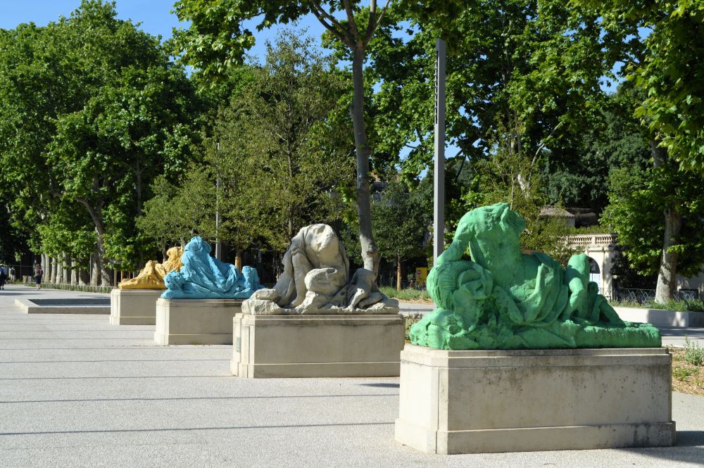 installation contemporaine de reproductions colorées d'une sculpture issue du parc d'un château de Montpellier