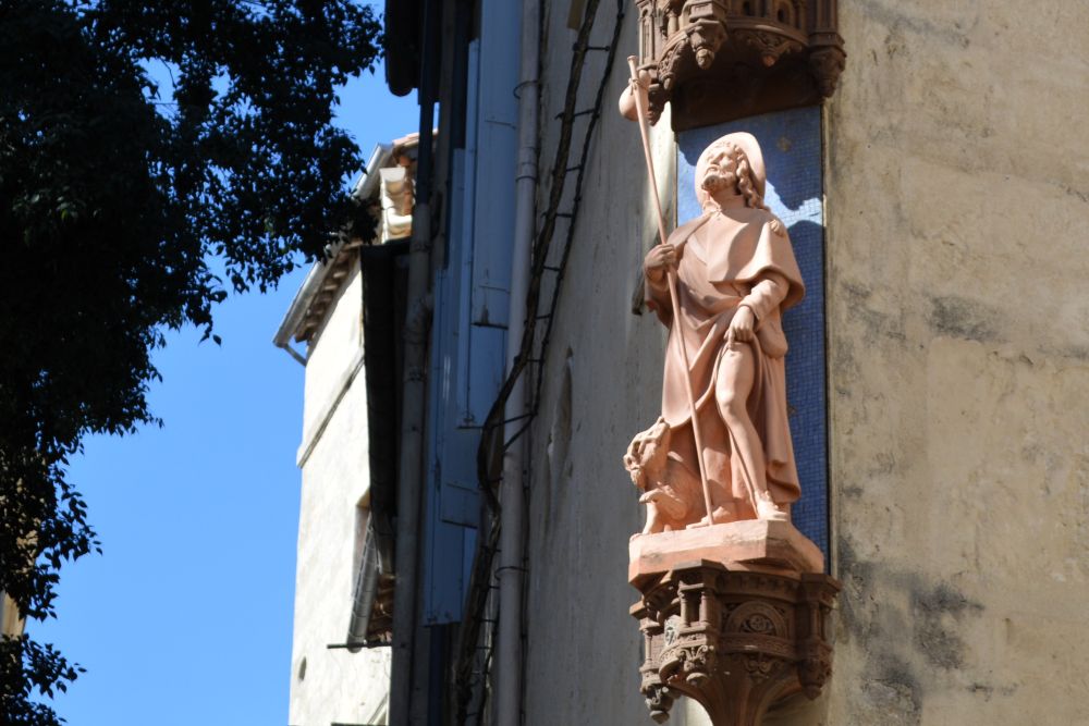 une statue de Saint Roch à l'angle d'une maison