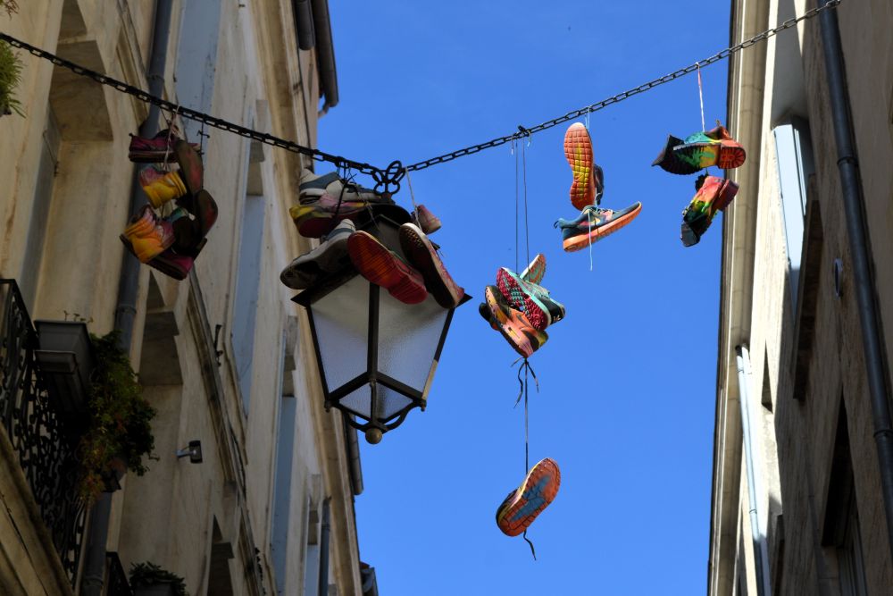 des chaussures suspendues autour d'une lanterne d'éclairage public