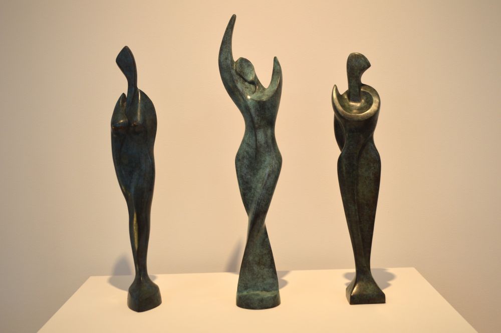 3 sculptures de Toros représentant des femmes