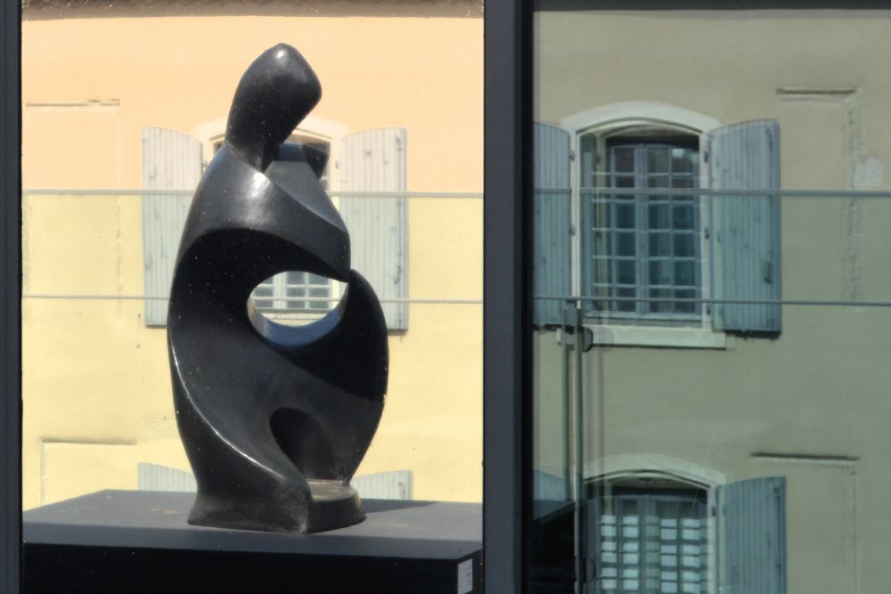 reflet d'une sculpture de Toros dans les fenêtres du musée de Valence