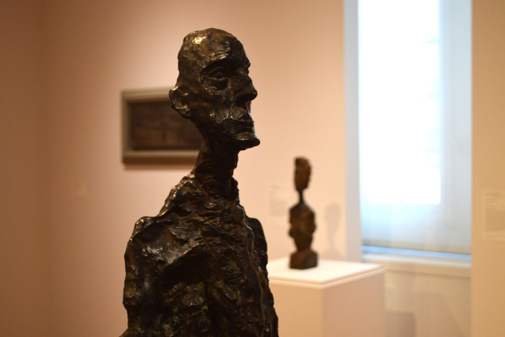 sculptures et tableau par Giacometti
