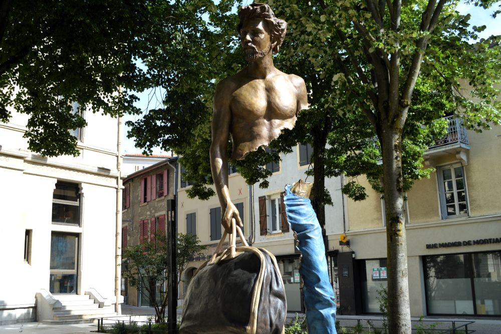 une sculpture de la série des Voyageurs de Bruno Catalano