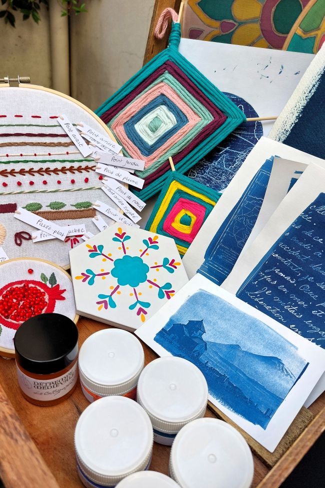 aperçu des différents ateliers créatifs proposés : broderie, peinture, tissage, cyanotype