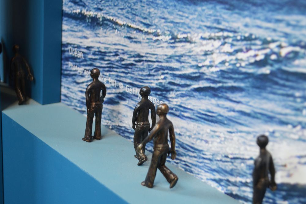 une oeuvre en hommage à celles et ceux qui ont du tout abandonner pour migrer ouvre l'exposition permanente