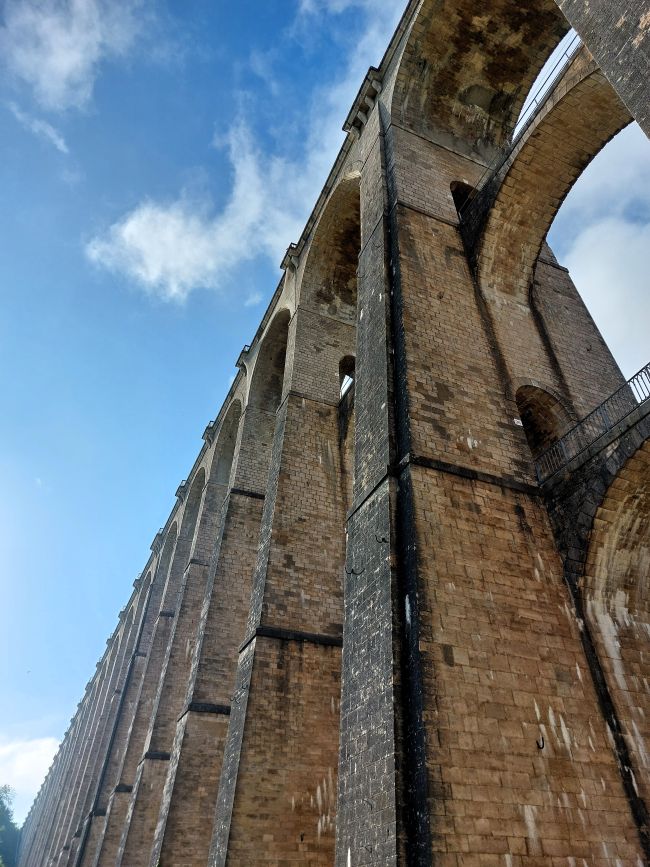 vue d'en bas des arches du viaduc de Chaumont