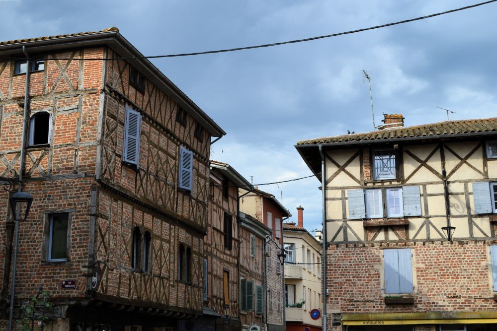des maisons à pans de bois et briques