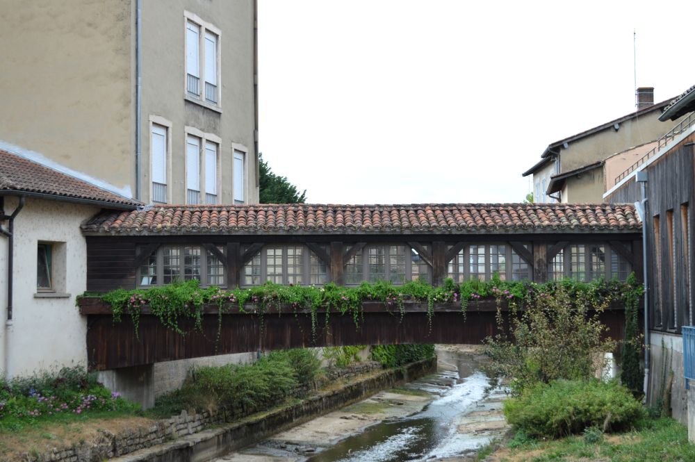 petit pont couvert sur la rivière à Chatillon sur Chalaronne
