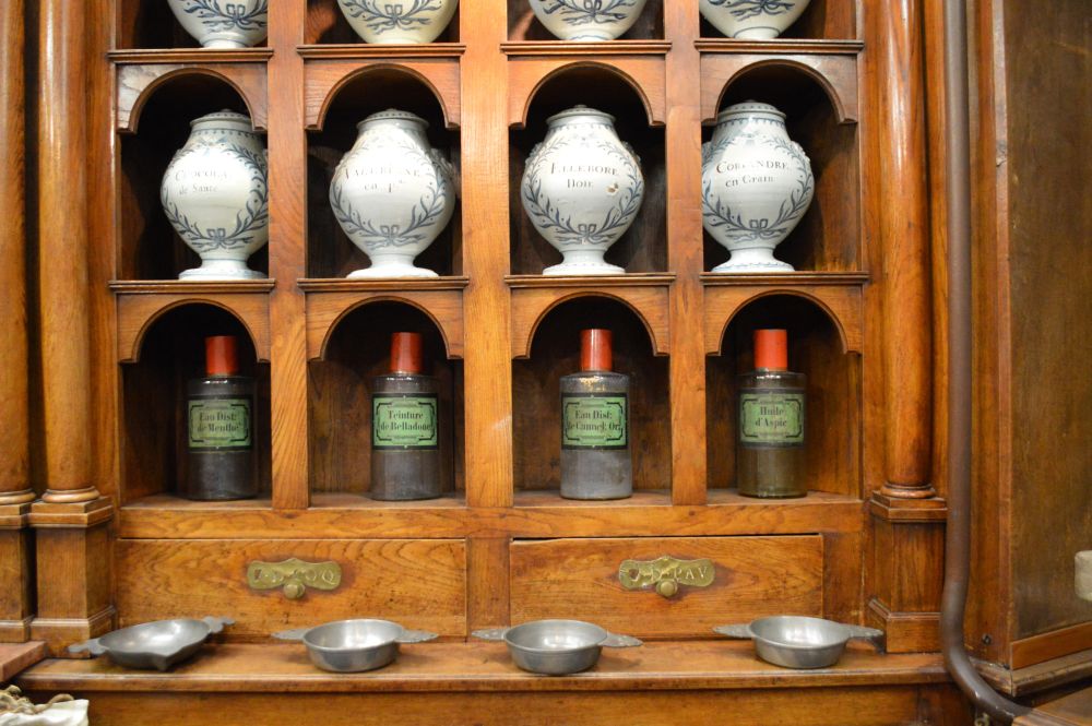 pots et flacons dans les étagères de l'apothicairerie