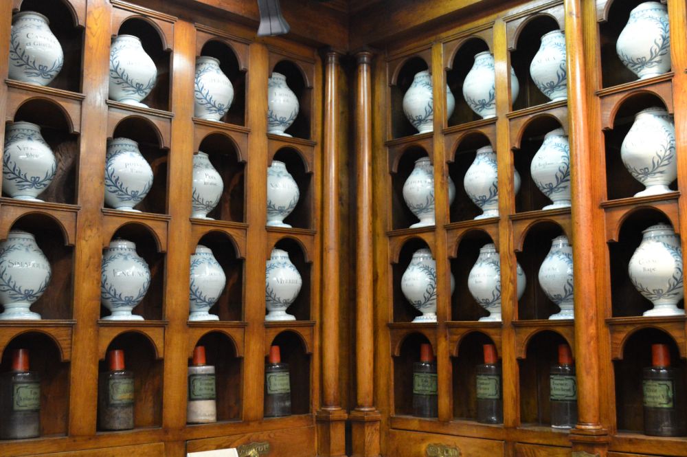 pots et flacons dans les étagères de l'apothicairerie