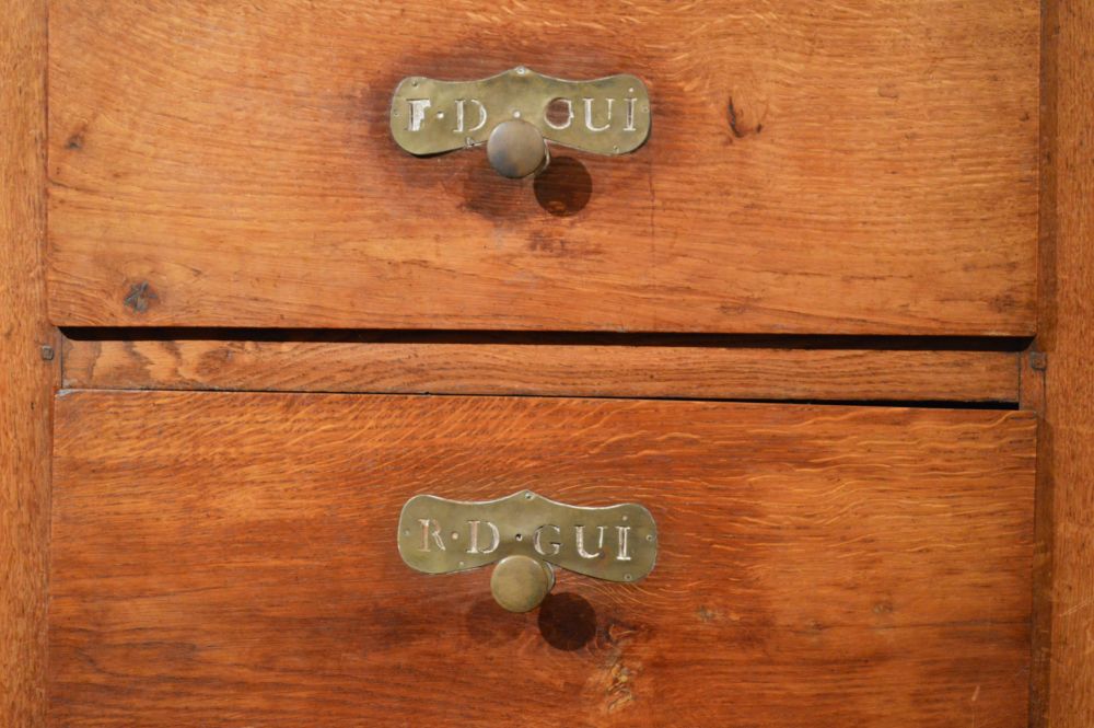 tiroirs en bois pour ranger les plantes