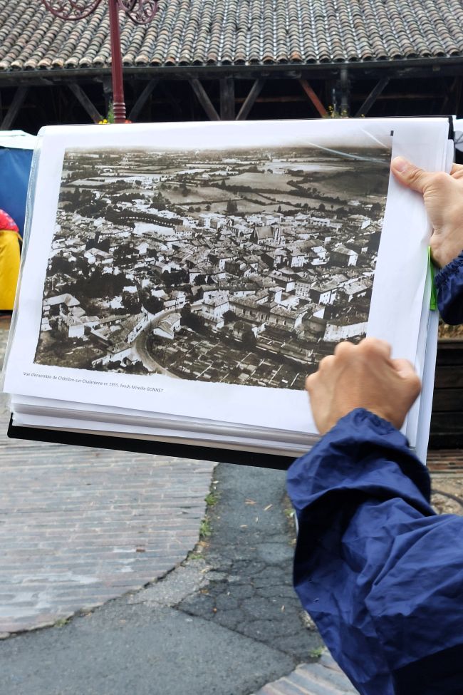 présentation d'une vue aérienne ancienne de Chatillon sur Chalaronne