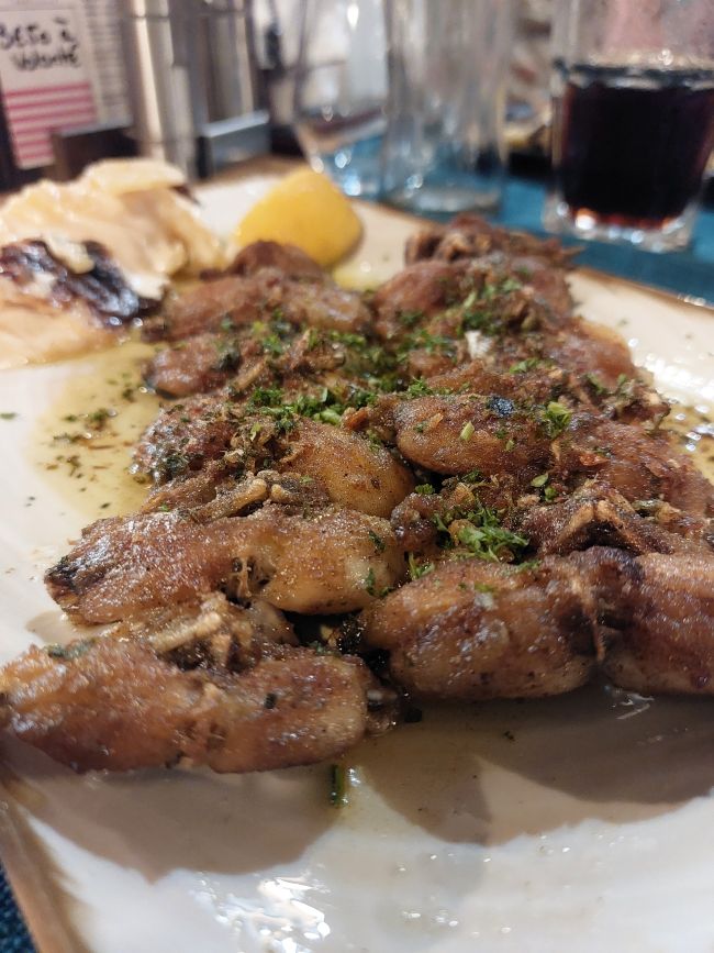 assiette de grenouilles en persillade