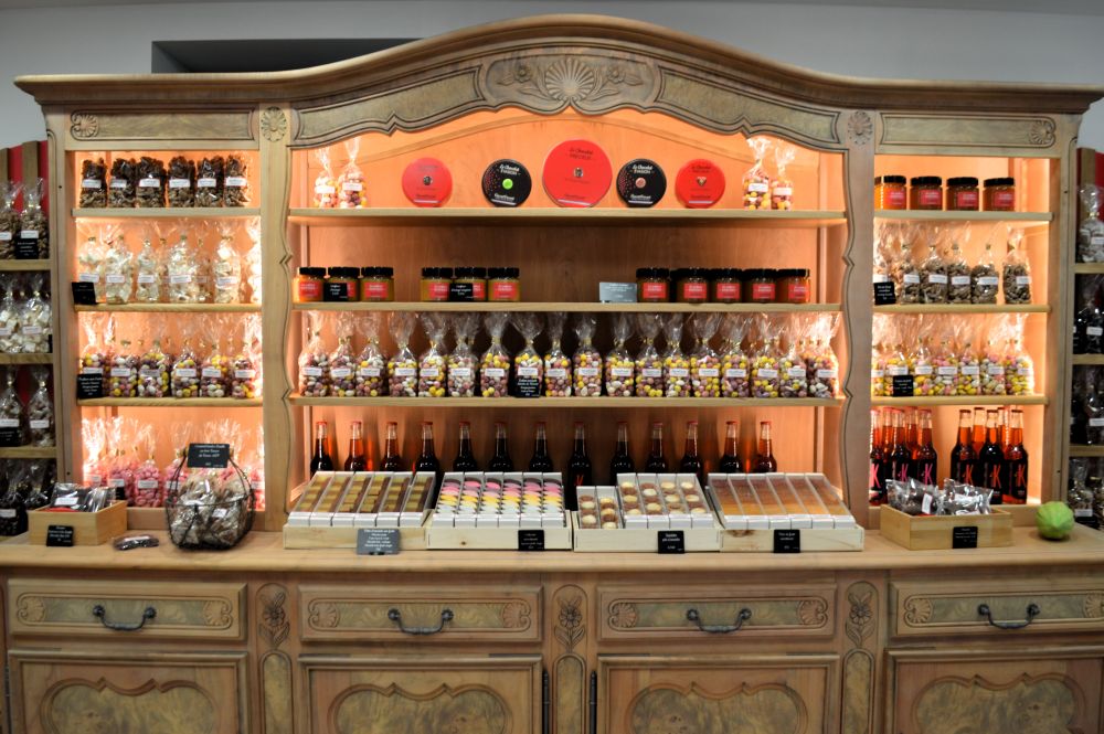 buffet de style bressan servant de présentation de sachets et boites de confiserie 