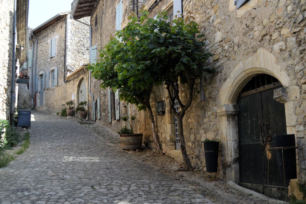 ruelle de village perché