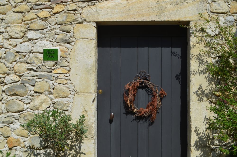 porte en bois sur une maison ancienne